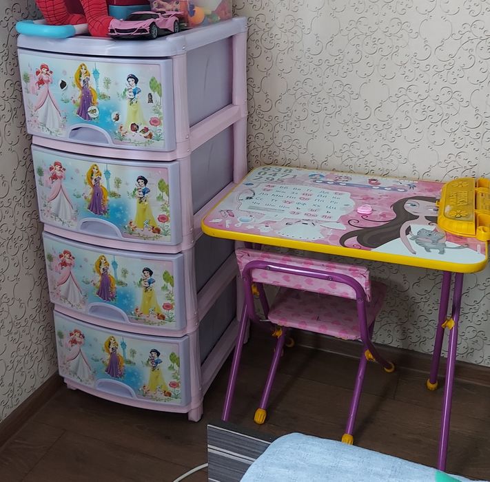 Продам детский комодик и столик
