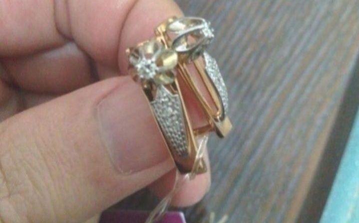 Продам золотые бриллиантовые серьги с англискии замок. Камни чистые