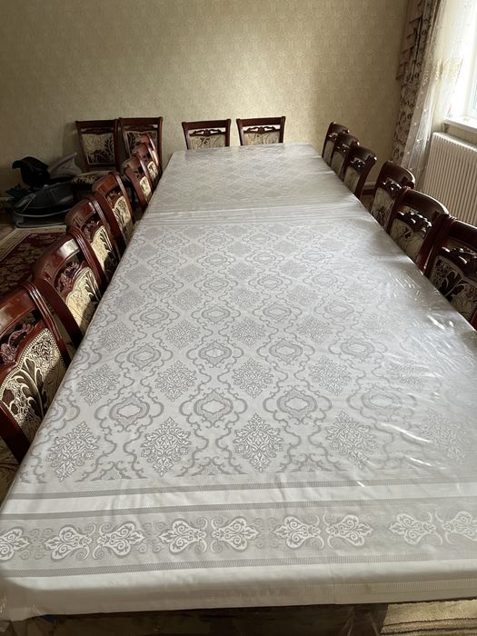 Стол со стулями и шкаф