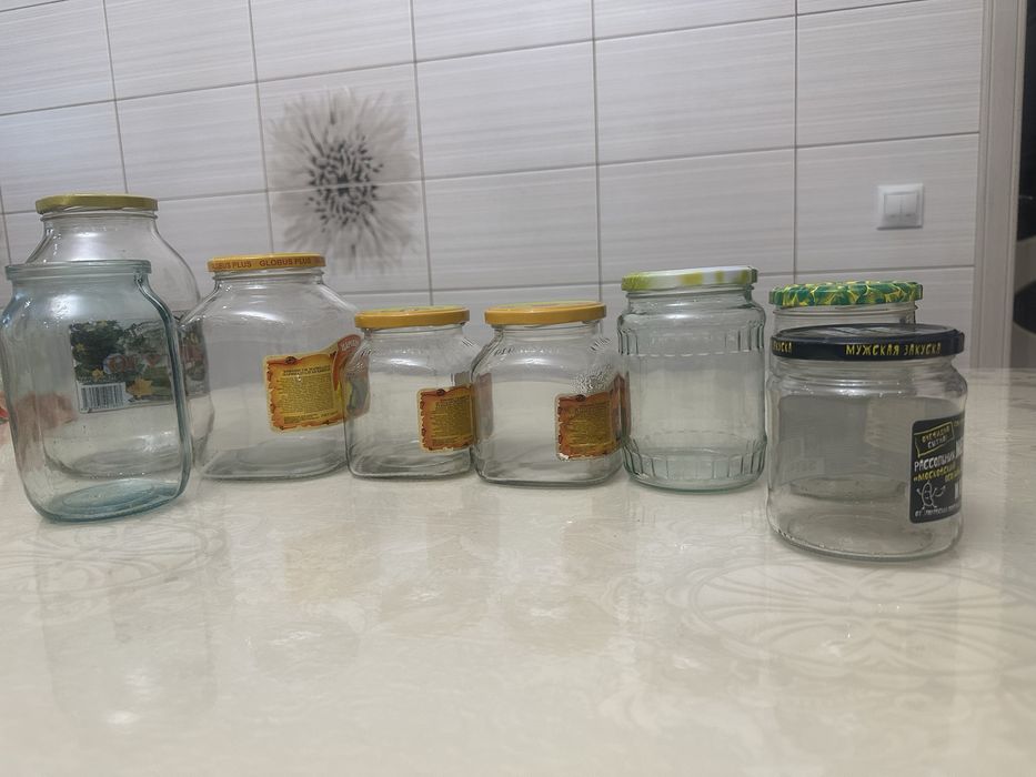 Банки с крышками и без