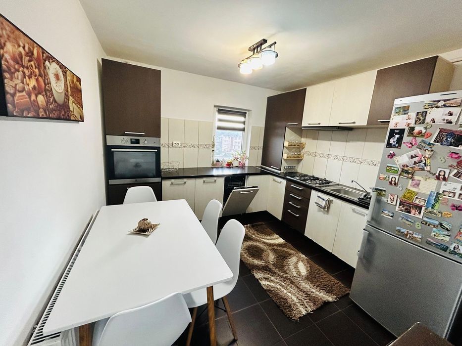 Vand apartament 3 camere zona linistita