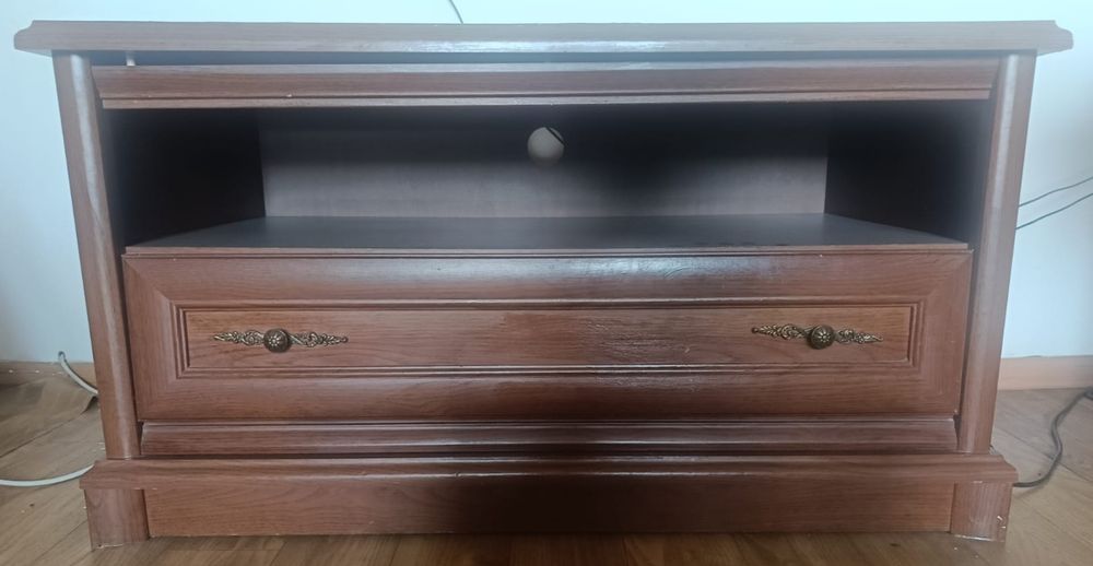 Тумбочка просторная для подставки и телевизора