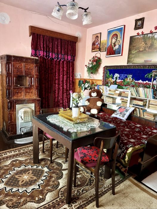 Vând casă cu 5 camere,baie,bucatarie,mobilata complet sau partial.