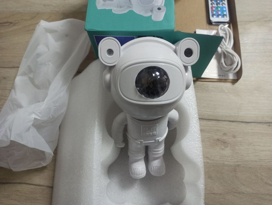 Прожектор/светильник в виде космонавта. Новое.