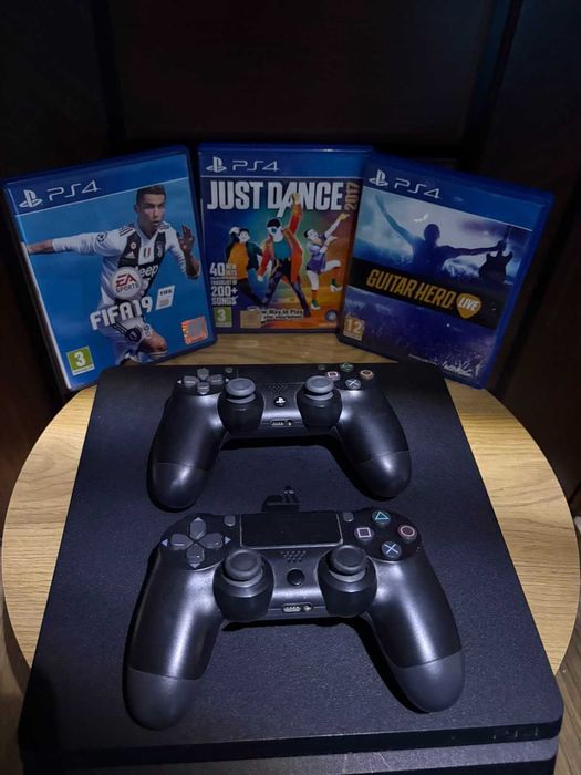 PlayStation 4  в комплект със 2 джойстика и 3 игри