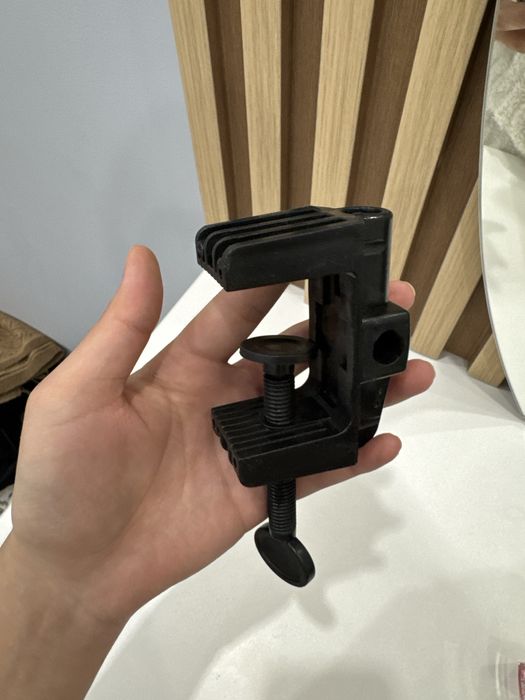 Настольная лампа с креплением.