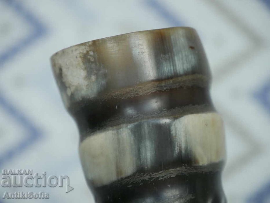 Стар ръчно орнаментиран рог с постамент