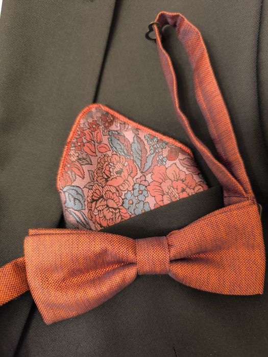 Продавам черен  костюм MONNI