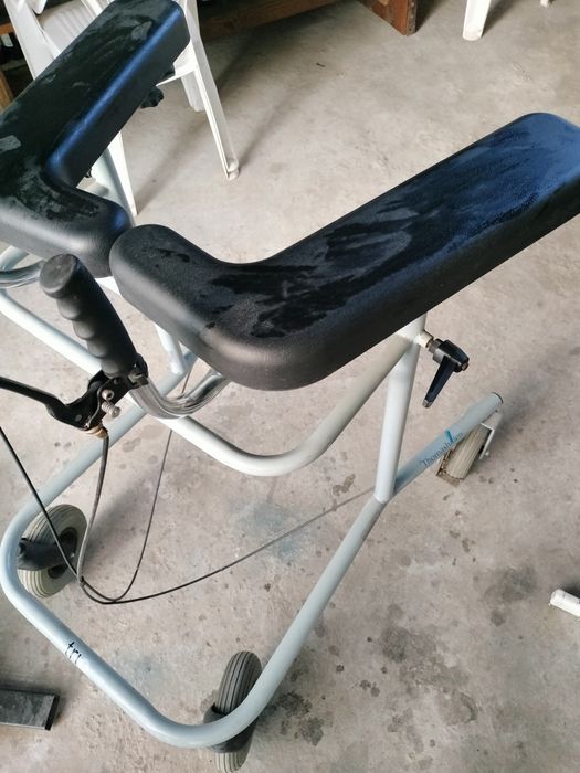 Cadru metalic cu roti,aplicații medicale