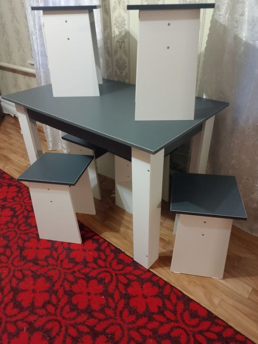 Стол и шесть табуретов, новые!!!