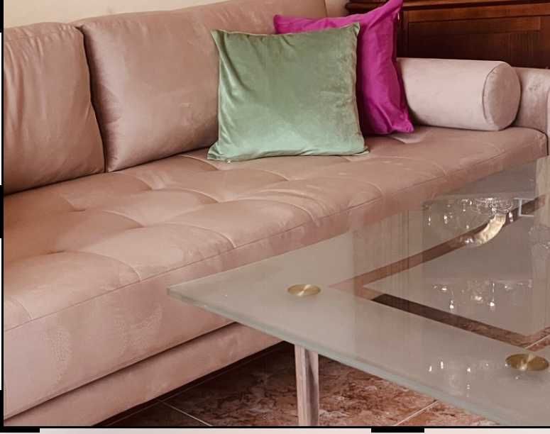 Луксозен диван с кадифе в пясъчен цвят