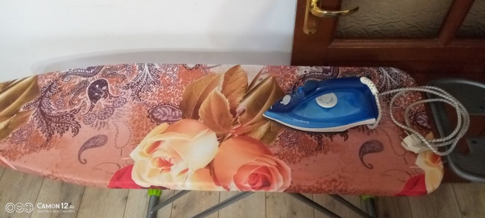 Гладильная доска и утюг