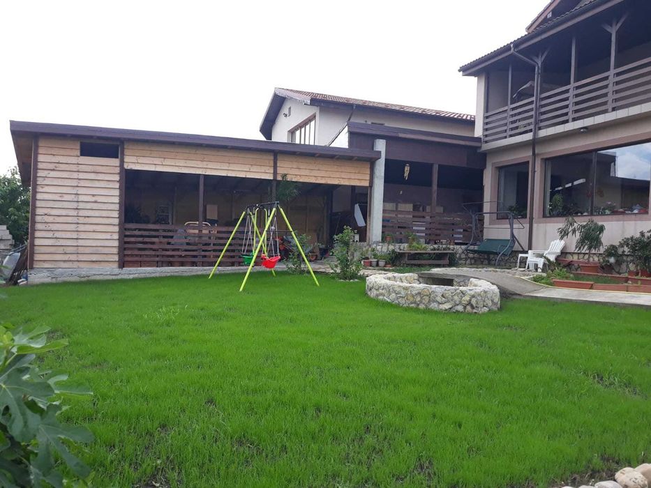 Casa/vila curte mare pe malul lacului