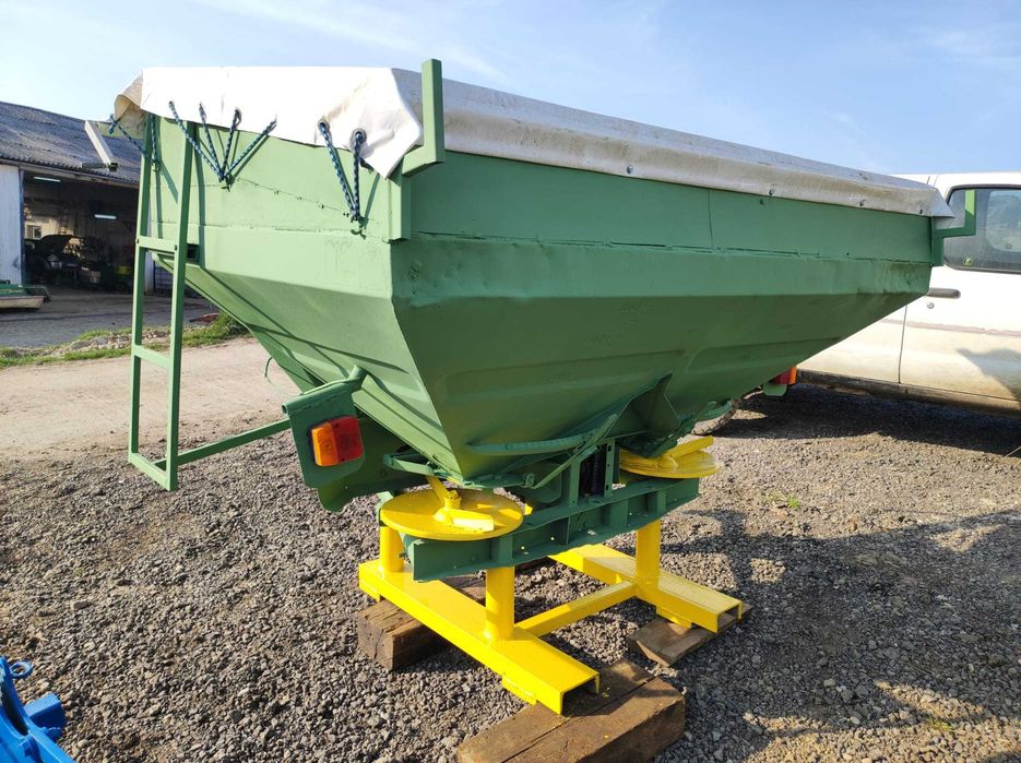 Distribuitor de ingrasaminte Amazone 3000litri,  24m