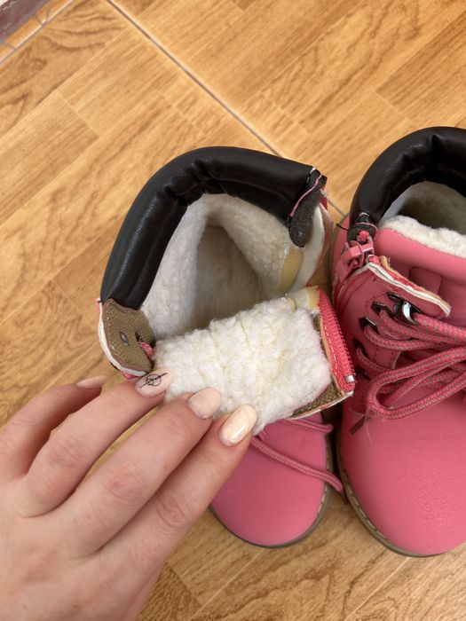 Ghete imblanite noi fetita