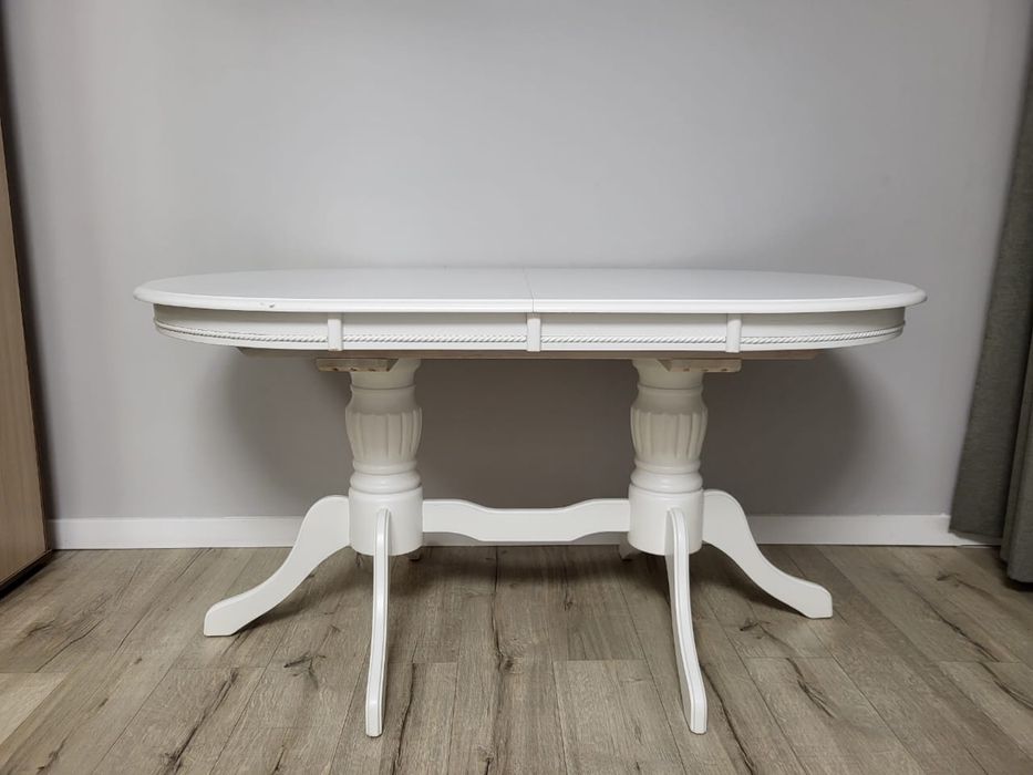 продам стол, белый в идеальном состоянии.