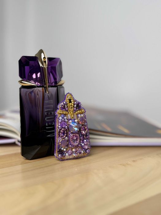 Brosa parfum "Alien" brodata manual cu margele si cristale