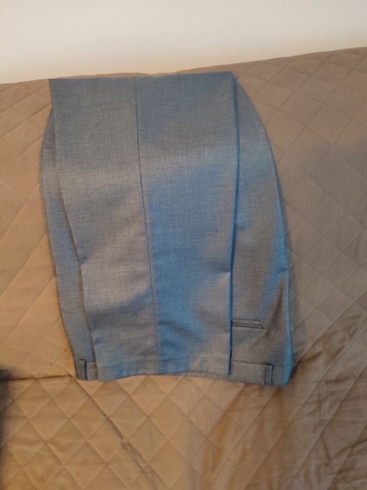 Vând costum bărbătesc de ocazie