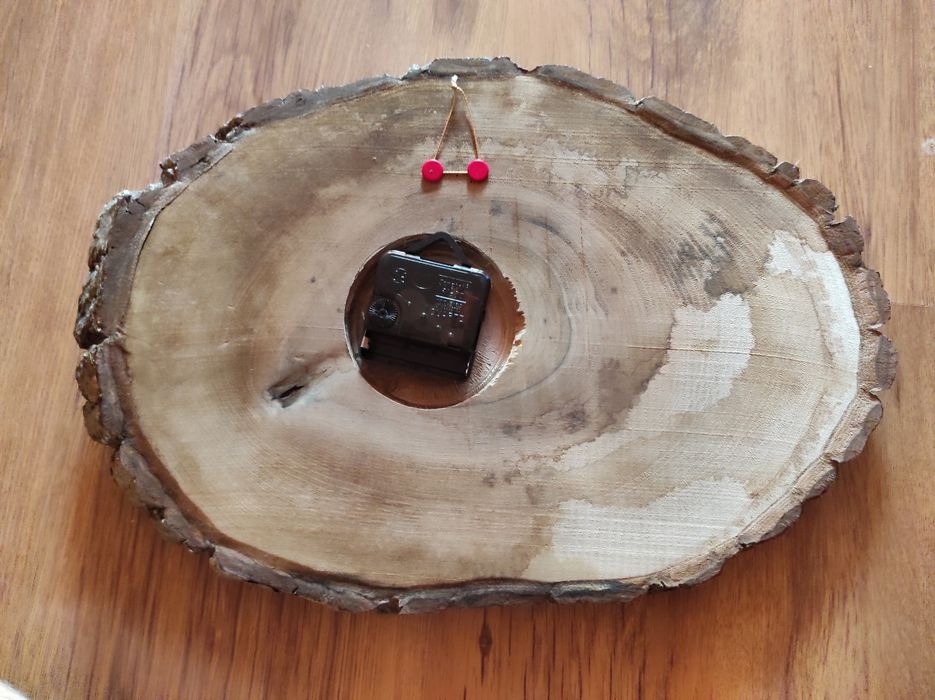 Дървен часовник изработен в Боженци