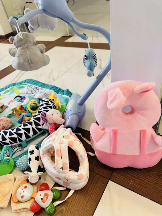 Лот играчки за бебе + Kinderkraft въртележка + килимче