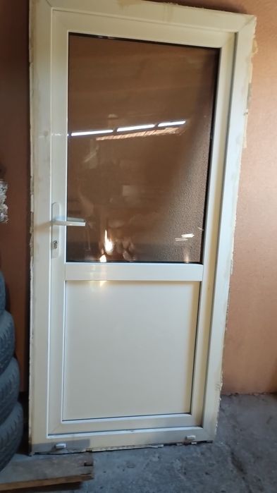 Ușa de termopan folosită însă în stare foarte bună