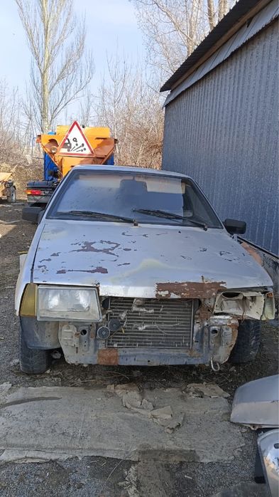 Машина легковая. На ходу, Бампер имеется…………………..