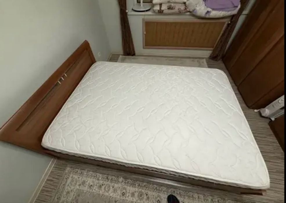 Кровать с матрасом