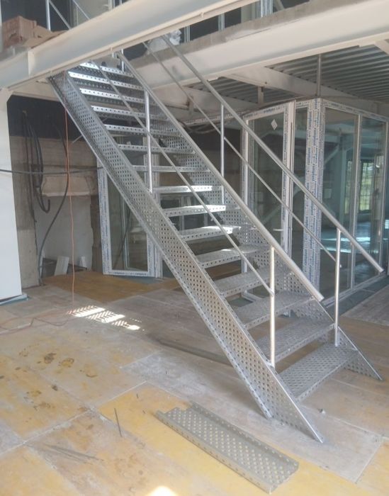 Scări metalice zincate