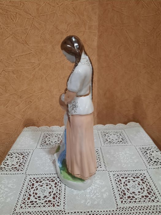 Фарфоровая статуэтка "Ануш" (Девушка с кувшином) из серии "Советский ф