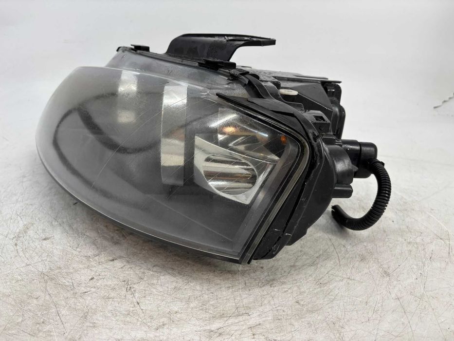 Far cu xenon stanga/dreapta Audi A3 an 2009