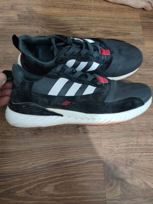 Продам спортивные кроссовки