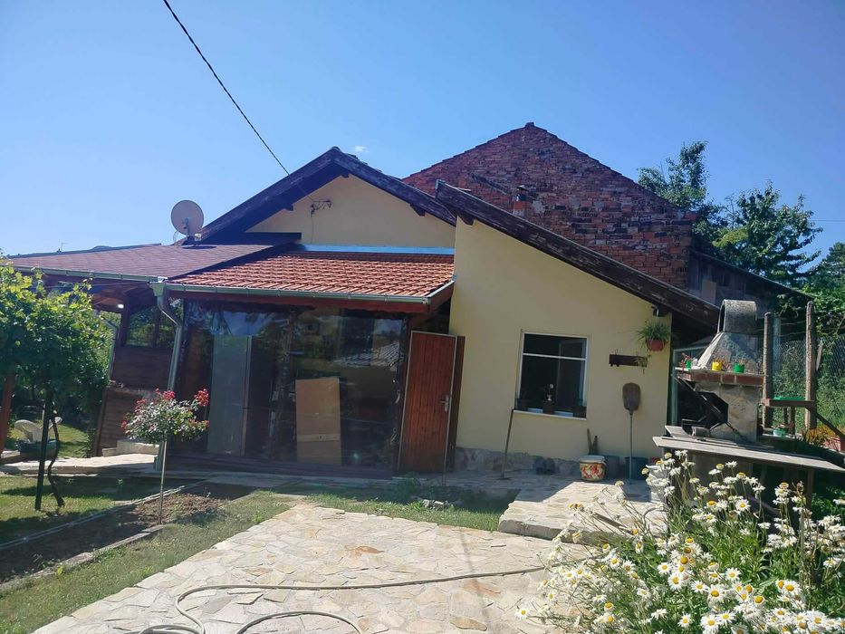 Продавам вила на 10 км. от гр. Враца