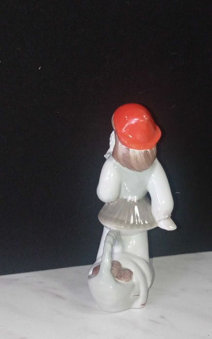 Фарфоровая статуэтка "Красная шапочка". [Полонное]