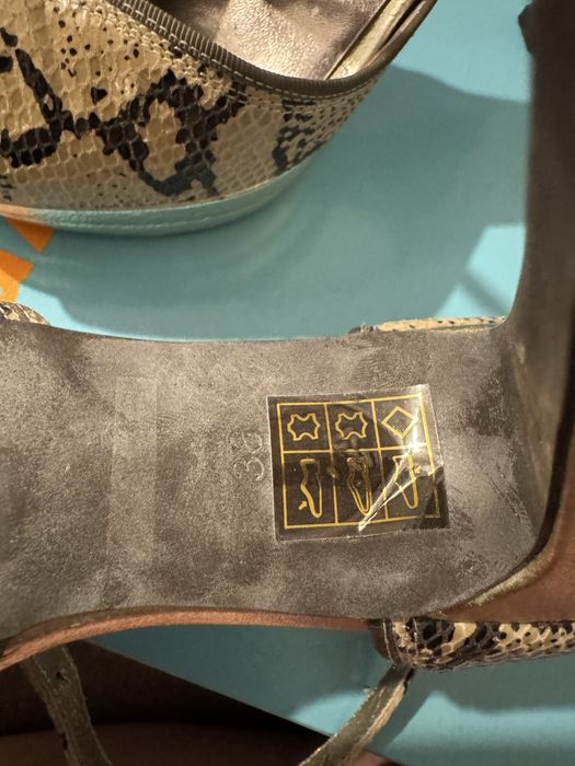 Vand Pantofi Dama Noi din Piele Naturala Marimea 38 Pret pentru ambele perechi!