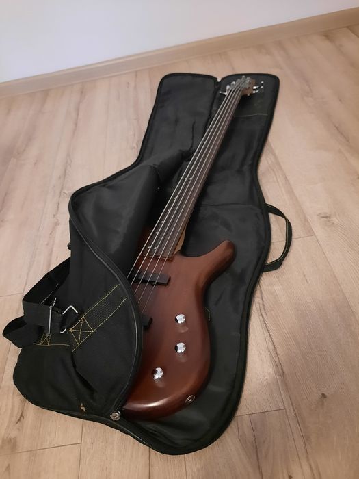Chitara bass, 5 corzi, fretless