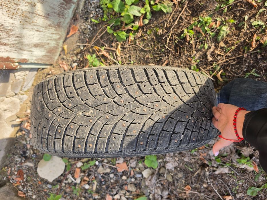 Продам резину 215/55/R17