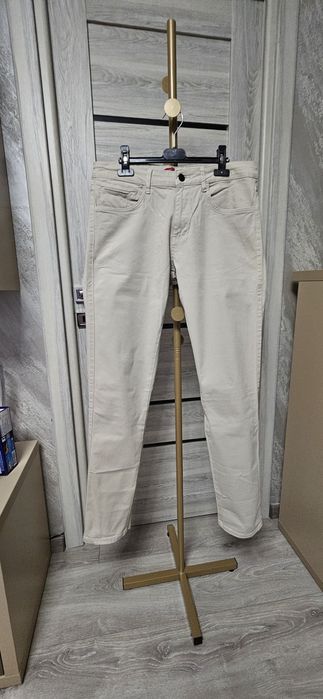 Vand pantaloni bărbați