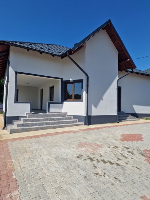 Casa noua la cheie, toate utilitățile, curte amenajata
