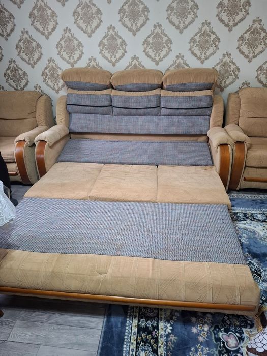 Диван и телевизор