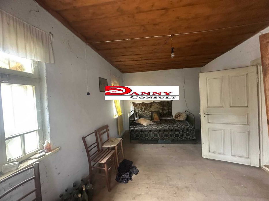 Едноетажна стара къща с двор в с. Димча