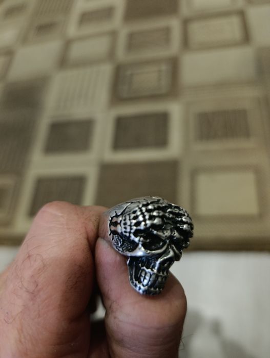Продам серебренную печатку Череп