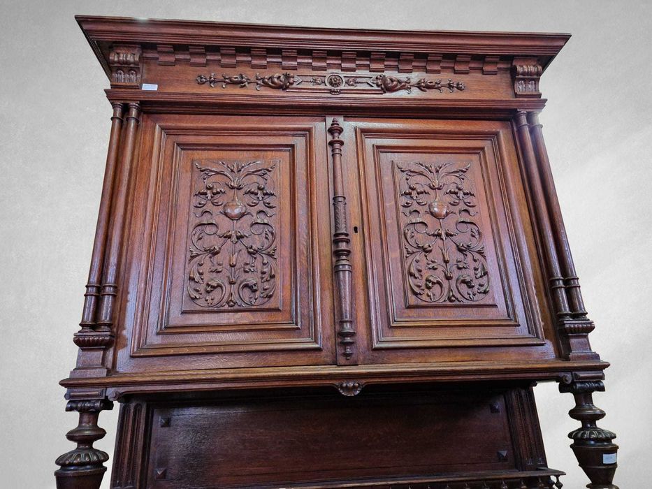 Ръчно резбован дъбов бюфет в стил Неоренесанс, налични два броя