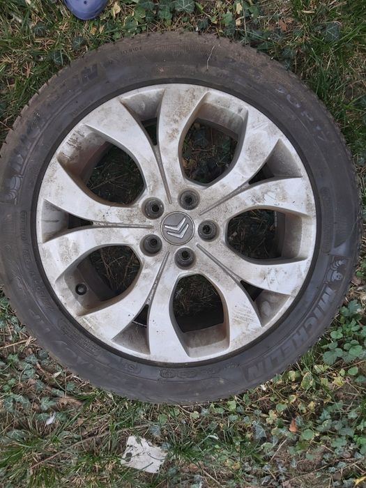 Jante Aliaj R17 echipate cu cauciucuri Michelin . Citroen