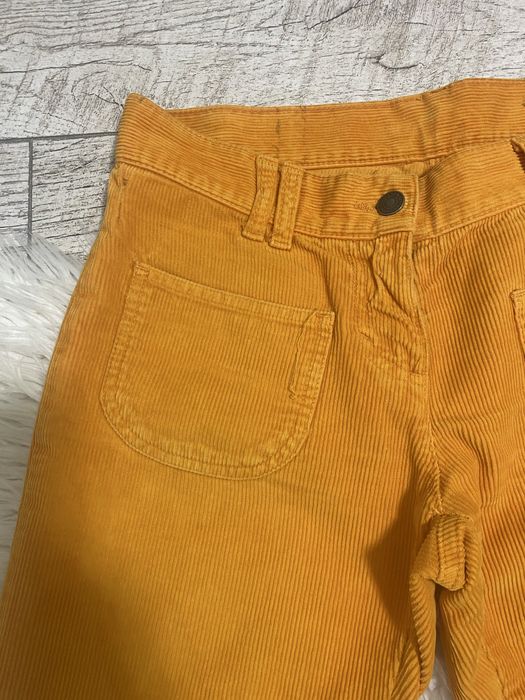 Vesta neagra si pantaloni raiat portocalii