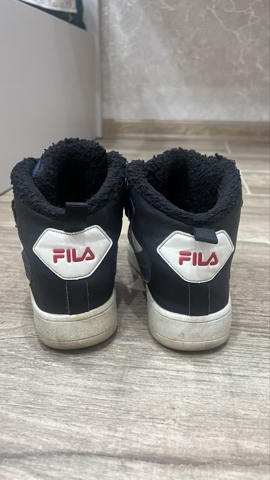 Продам демисезонные кроссовки