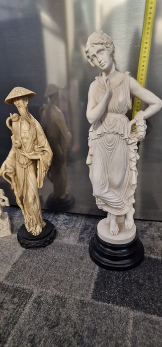 Statuete din raşină.