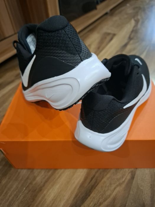 Дамски маратонки Nike Revolution 8