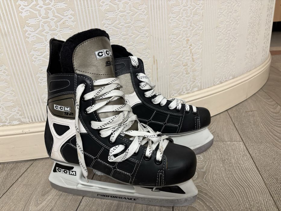 Коньки мужские хоккейные 44р идеальное состояние