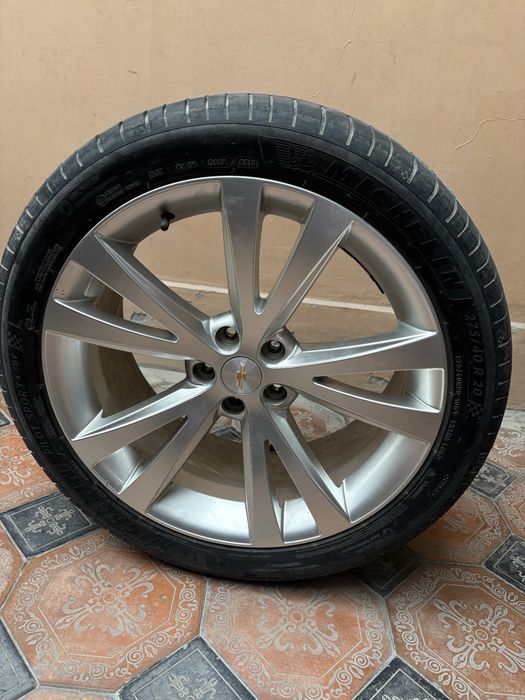 Шина MICHELIN 275/40 R20 с диском.