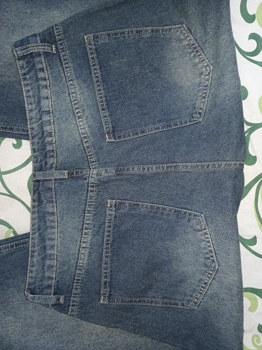 Джинсы темный синий.